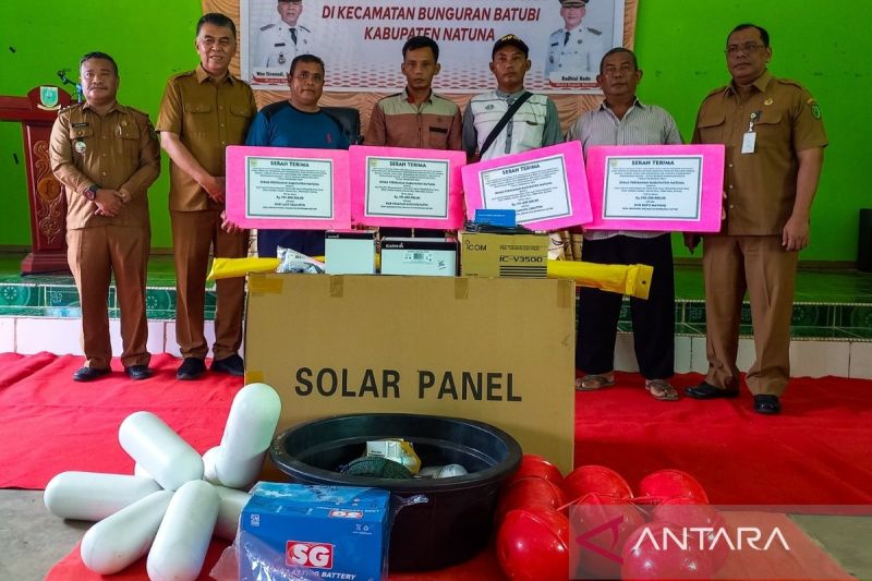 Pemkab Natuna Salurkan Alat Penangkapan Ikan untuk Nelayan Batubi