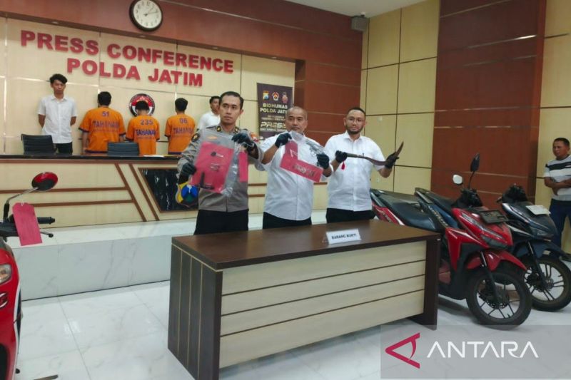 Polisi menunjukkan barang bukti yang disita dari komplotan curanmor saat merilis kasus tersebut di Mapolda Jatim, Surabaya, Senin (9/9/2024). (ANTARA/Willi Irawan)