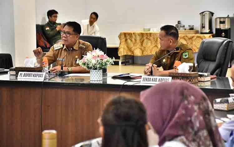 Pj Bupati Kapuas, Darliansjah saat pimpin Rakor evaluasi kinerja OPD, Senin, 9 September 2024. (FOTO: IST)