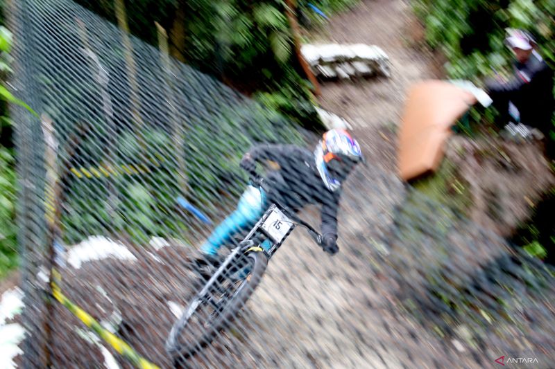 Jawa Timur Dominasi Balap Sepeda Downhill PON 2024 di Karo