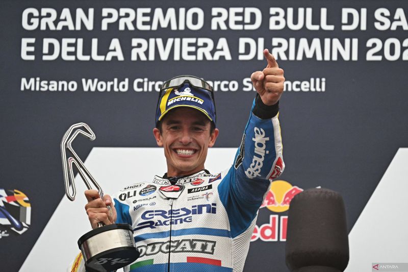 Pembalap Gresini Racing MotoGP asal Spanyol, Marc Marquez, merayakan kemenangan di podium usai menjuarai MotoGP San Marino di Sirkuit Dunia Misano Marco-Simoncelli di Misano Adriatico pada Minggu (8/9/2024). (ANTARA/AFP/Gabriel Bouys)