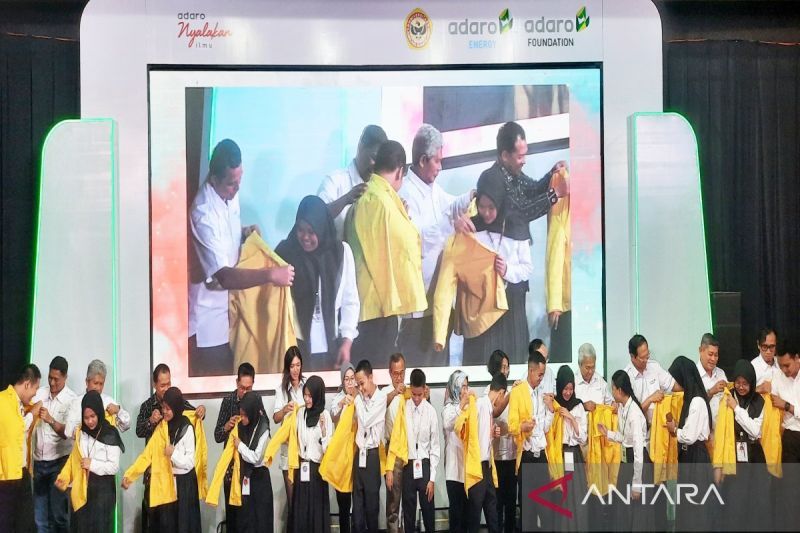 Manajemen Adaro bersama pimpinan ULM saat memasangkan jas almamater kepada mahasiswa menandai pembekalan dan penyambutan mahasiswa penerima beasiswa IBFL Batch 5 di General Building Student Activity Center ULM Banjarmasin, Kalimantan Selatan, Senin (9/9/2024). (ANTARA/Firman)