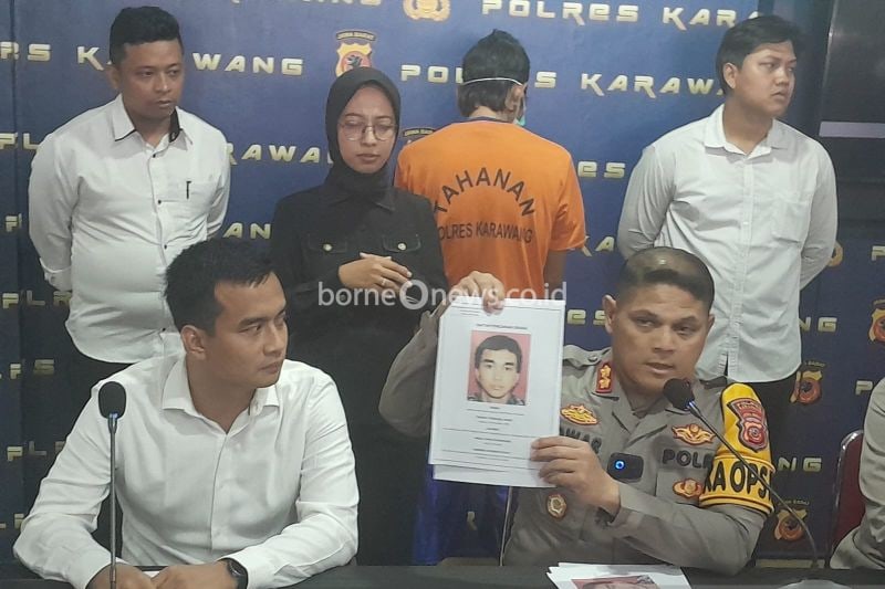 Kapolres Karawang AKBP Edwar Zulkarnaen saat ekspos pengungkapan kasus di Mapolres Karawang, Senin. (ANTARA/Ali Khumaini)