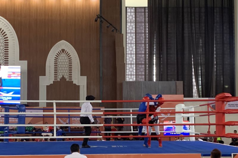 Pertandingan babak semifinal cabang olahraga muaythai Pekan Olahraga Nasional (PON) XXI 2024 di Bale Meuseuraya Aceh (BMA) di Kota Banda Aceh, Senin (9/9). ANTARA/Mario Sofia Nasution