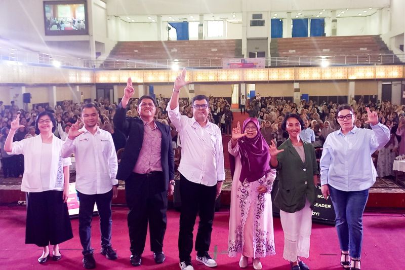 Pihak XL Axiata, narasumber, serta peserta berfoto bersama usai pembukaan program "Sisternet Goes To Campus" yang diikuti oleh seribu lima ratus lebih mahasiswa Universitas Andalas (Unand) Padang, Sumatera Barat (Sumbar) pada Senin (9/9). ANTARA/HO-XLAxiata