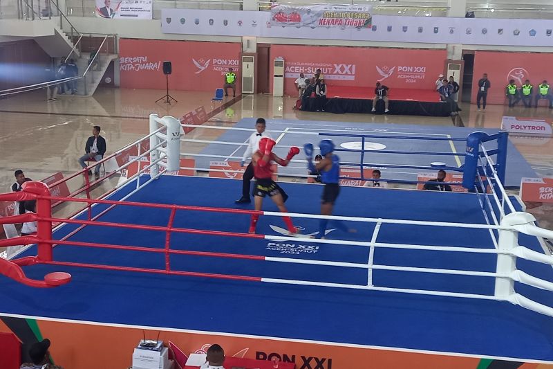 Atlet muaythai Lampung Abdul Muis yang turun di kelas elit 65 kilogram putra, melaju ke final Pekan Olahraga Nasional (PON) XXI Aceh-Sumatera Utara (Sumut). (ANTARA/Agus Wira Sukarta)