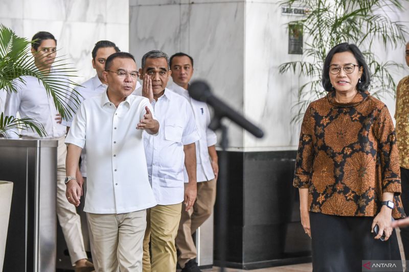 Menteri Keuangan Sri Mulyani (kanan) berjalan bersama Ketua Tim Gugus Tugas Sinkronisasi Prabowo-Gibran Sufmi Dasco Ahmad (kiri) usai melakukan pertemuan tertutup di Kantor Kementerian Keuangan, Jakarta, Jumat (31/5/2024). Pertemuan antara Menkeu dengan Tim Gugus Tugas Sinkronisasi Prabowo-Gibran tersebut guna menyelaraskan RAPBN 2025 yang disusun pemerintahan saat ini dengan program kerja pemerintahan Presiden dan Wakil Presiden terpilih periode 2024-2029. ANTARA FOTO/Galih Pradipta/foc. (ANTAR