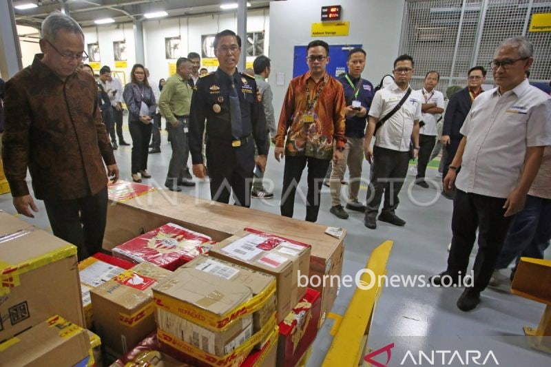 Foto Arsip - Dirjen Bea dan Cukai Kemenkeu Askolani (kanan) melihat langsung barang impor dalam pengawasan Bea Cukai di DHL Express Distribution Center-JDC, di Tangerang, Banten, Senin (29/4/2024). ANTARA FOTO/Muhammad Iqbal/aww