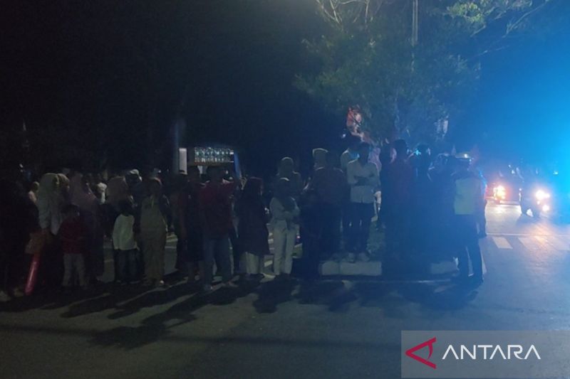 Warga Antusias Menyambut Pembukaan PON 2024 oleh Jokowi
