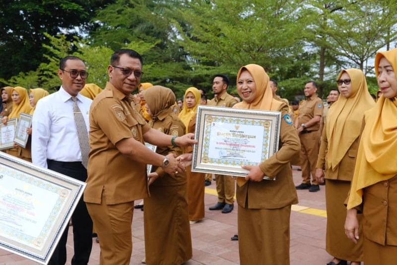 Sekda Gowa Andy Azis saat menyerahkan piagam penghargaan Adiwiyata kepada salah seorang kepala sekolah di Gowa, Senin (9/9/2024). ANTARA/HO/Pemkab Gowa