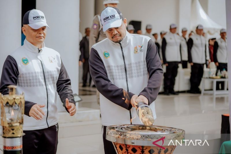 Wali Kota Medan Bobby Nasution (kanan) menyalakan api usai menerima obor dari pasukan kirab api PON XXI Aceh-Sumut 2024 di halaman Kantor Wali Kota Medan, Sumatera Utara, Senin (9/9/2024). (ANTARA/HO-Diskominfo Kota Medan)