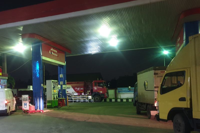 Pelayanan pengisian BBM di salah satu SPBU di Palembang, Sumatera Selatan. ANTARA/Yudi Abdullah