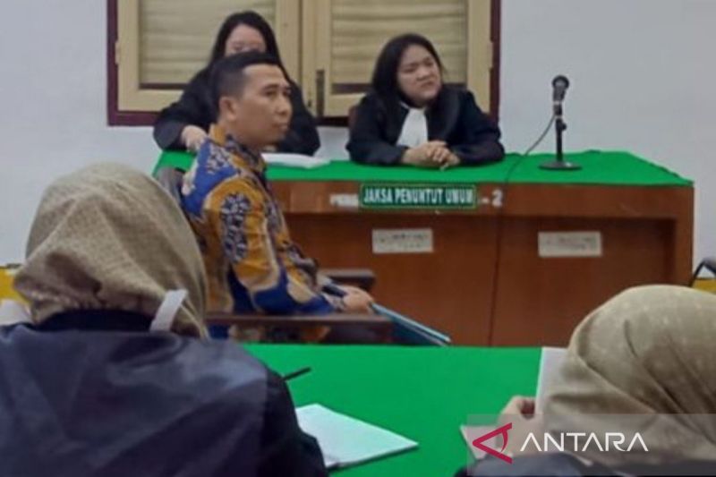 Terdakwa Muhammad Sadri (tengah) ketika mendengarkan dakwaan JPU Kejari Langkat, di Pengadilan Tipikor pada Pengadilan Negeri Medan, Senin (9/9/2024). (ANTARA/Aris Rinaldi Nasution)