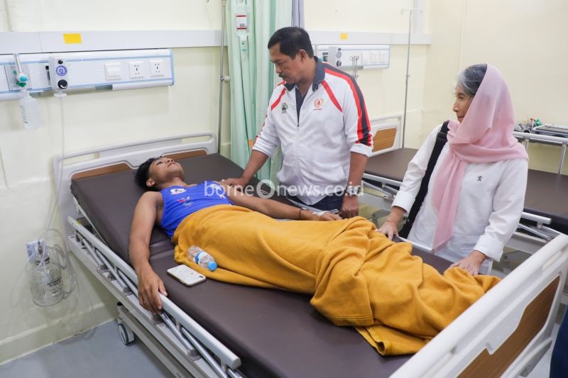Penjabat Gubernur Jawa Tengah Nana Sudjana, didampingi Kepala Dinas Kesehatan Jateng Yunita Dyah Suminar, saat menjenguk Irvan Aji Maulana, atlet muaythai Jateng yang dirawat akibat cedera di RSUD dr Zainoel Abidin Aceh, Senin (9/9/2024). (ANTARA/HO-Pemprov Jateng)