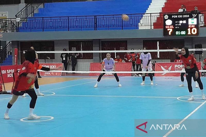 Atlet Sulawesi Selatan melakukan servis pada pertandingan melawan Riau dalam cabang olahraga sepak takraw nomor tim regu putri di Gedung Idi Sport Center, Idi, Kabupaten Aceh Timur, Senin (9/9/2024). ANTARA/M Haris SA
