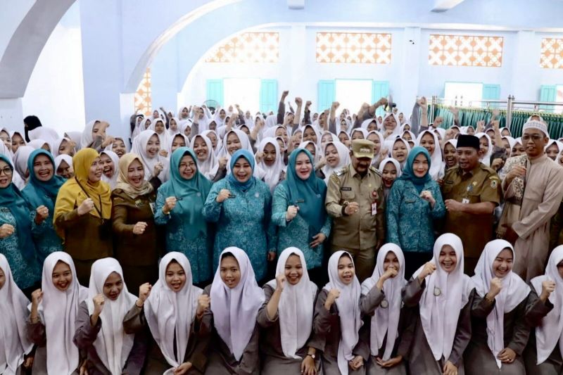 Pemprov Kalsel melaksanakan program Gerakan Pelajar Remaja Sadar dan Peduli Stunting (Gelar Darling) di salah satu sekolah di Kabupaten Tanah Laut, Kalimantan Selatan, Senin (9/9/2024). (ANTARA/HO-Pemprov Kalsel)
