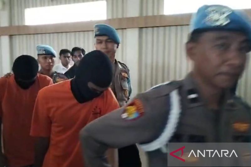 Dua pelaku begal yang telah dewasa dirilis di Polrestabes Surabaya, Senin (9/9/2024). (ANTARA/Hanif Nashrullah)