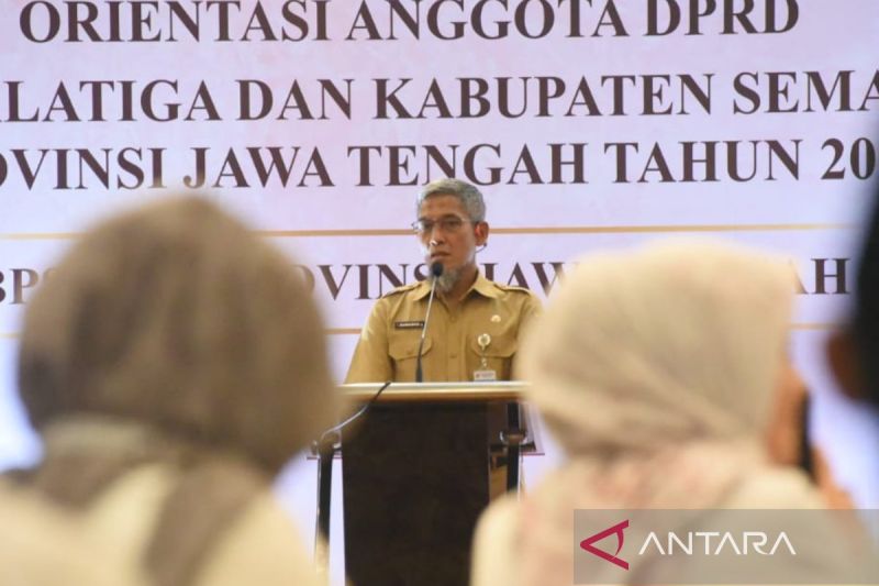 Sekretaris Daerah Provinsi Jawa Tengah Sumarno pada acara orientasi DPRD Salatiga dan Kabupaten Semarang di Solo, Jawa Tengah, Senin (9/9/2024). ANTARA/Aris Wasita
