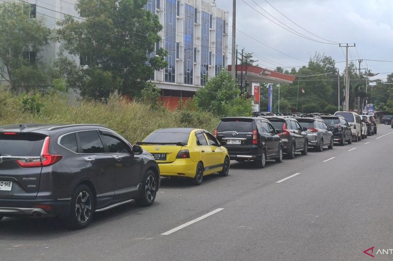 Sejumlah kendaraan roda empat antre mengisi BBM pertalite di SPBU Kilometer 10, Kota Tanjungpinang, Kepri, Minggu (8/9/2024). (ANTARA/Ogen)