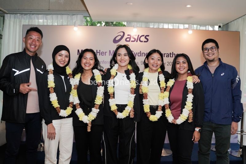 Penyanyi Sheryl Sheinafia (tengah) bersama empat wakil lainnya untuk Sydney Marathon 2024 serta perwakilan dari ASICS Indonesia saat menggelar konferensi pers di Jakarta, Senin. (ANTARA/HO-ASICS Indonesia)