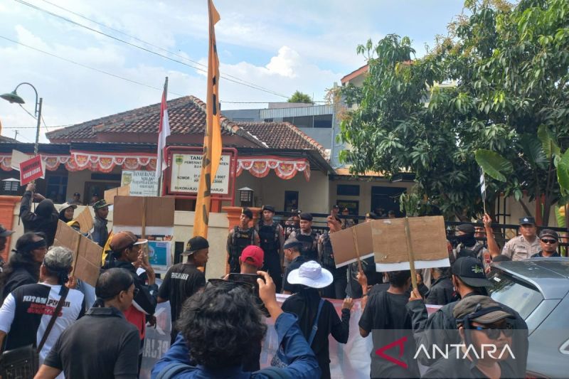 Pendukung Tuntas-Jayendra melakukan aksi di depan Kantor Bawaslu Sukoharjo, Jawa Tengah, Senin (9/9/2024). ANTARA/Aris Wasita