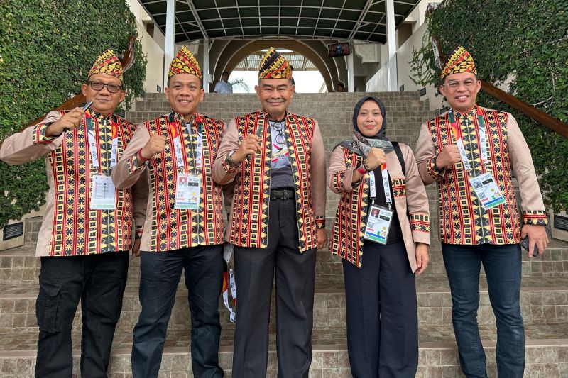 Kontingen Lampung kenakan pakaian motif tapis saat defile pembukaan PON (ANTARA/HO)