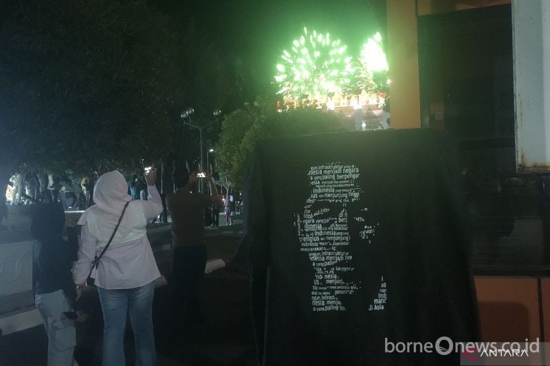 Tipografi wajah Presiden RI Joko Widodo yang terdiri dari sejumlah kata dan frasa menghiasi baju yang ia bagikan menjelang mengikuti upacara pembukaan Pekan Olahraga Nasional (PON) XXI Aceh-Sumatera Utara 2024 di Stadion Harapan Bangsa, Banda Aceh, Senin (9/9/2024) malam. ANTARA/Risky Syukur