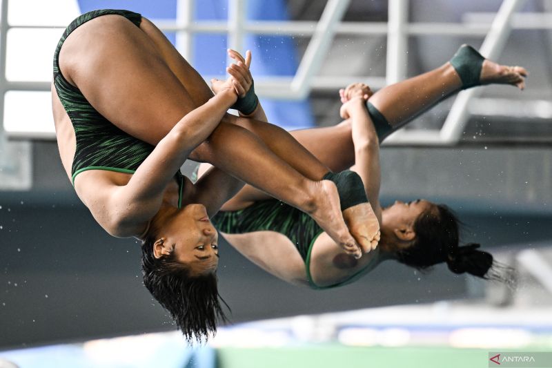 Atlet loncat indah Jawa Timur Gladies Larie Garina Hagakore (kiri) dan Linar Betiliana (kanan) melakukan loncatan pada Final Loncat Indah nomor Synchro Menara Putri PON XXI Aceh-Sumut di Kolam Renang Selayang Dispora Sumatera Utara, Medan, Senin (9/9/2024). Medali emas Loncat Indah nomor Synchro Menara Putri diraih Jawa Timur dengan skor 216,06, dan medali perak diraih DKI Jakarta dengan skor 201,18, sedangkan medali perunggu diraih Jawa Barat dengan skor 159,78. ANTARA FOTO/Nova Wahyudi/rwa.