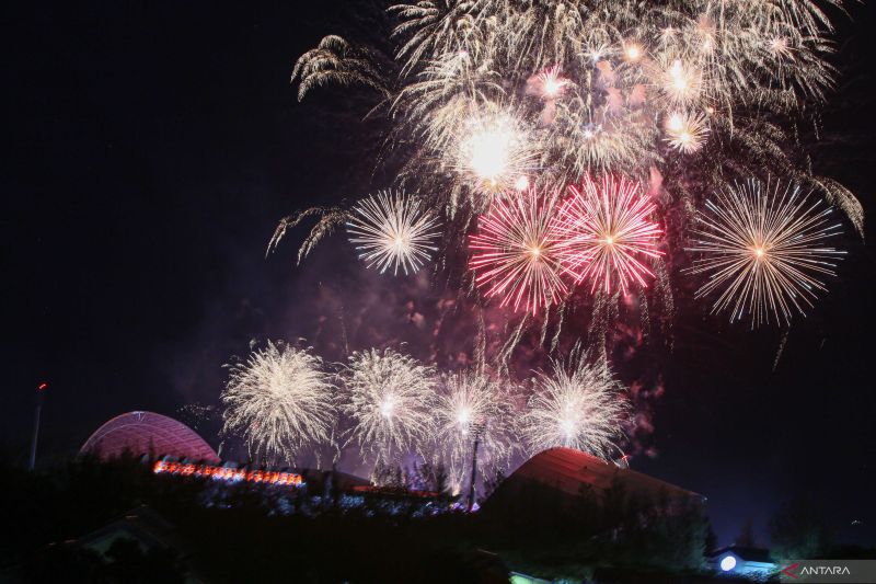 Suasana pertunjukkan pesta kembang api saat pembukaan PON XXI Aceh-Sumut 2024 di Stadion Harapan Bangsa, Banda Aceh, Aceh, Senin (9/9/2024). (ANTARA/Khalis Surry)
