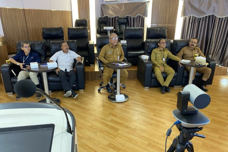 Kepala Dinas Perdagangan Provinsi Kalimantan Selatan (Disdag Kalsel) Sulkan (tengah) dan Tim Pengendalian Inflasi Daerah (TPID) Provinsi Kalsel mengikuti Rapat Pengendalian Inflasi Daerah mingguan secara daring bersama Kementerian Dalam Negeri (Kemendagri) di Banjarbaru, Senin (9/9/2024). (ANTARA/HO-Disdag Kalsel)