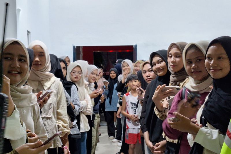 Para penonton mengantre di pintu keluar untuk berfoto dengan pebasket putra Jakarta dan Jawa Timur di GOR Harapan Bangsa, Banda Aceh, Sabtu (07/09/2024). ANTARA/FAJAR SATRIYO