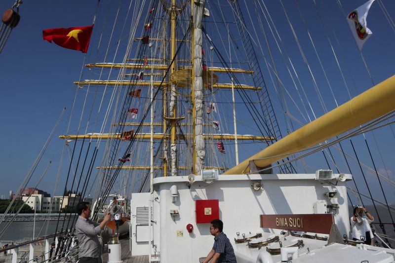 Pengunjung berfoto di atas kapal layar latih KRI Bima Suci saat "open ship" di dermaga No 10, Pangkalan Angkatan Laut Wusong, Shanghai, China, Minggu (8/9/2024). KRI Bima Suci berada di Shanghai pada 6-10 September 2024 sebagai bagian misi muhibah dan latihan praktik Kartika Jala Krida (KJK) dengan total personel 193 orang terdiri dari 78 taruna dan taruni, 17 Staf TNI AL, dan 98 kru kapal. ANTARA FOTO/Desca Lidya Natalia/tom.