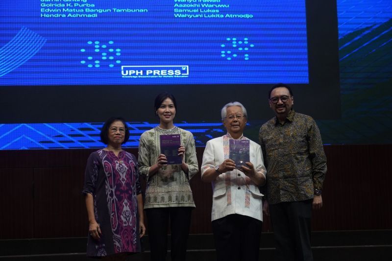 Universitas Pelita Harapan (UPH) melalui UPH Press menerbitkan buku berjudul "Merajut Visi, Prestasi, dan Inspirasi: Pemikiran Guru Besar UPH" dalam momentum perayaan tiga dekade. ANTARA/HO-UPH.