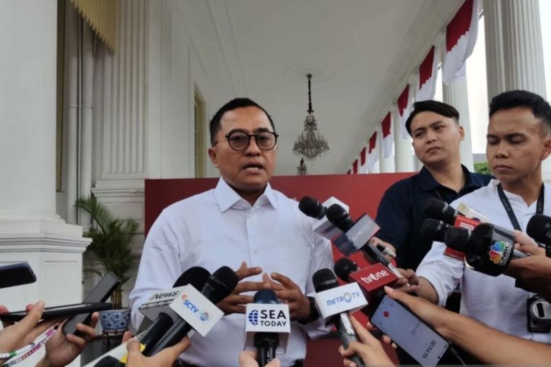 Deputi Bidang Protokol, Pers, dan Media Sekretariat Presiden Yusuf Permana saat menyampaikan keterangan di kompleks Istana Kepresidenan RI, Jakarta, Kamis (8/8/2024). (ANTARA/Mentari Dwi Gayati)