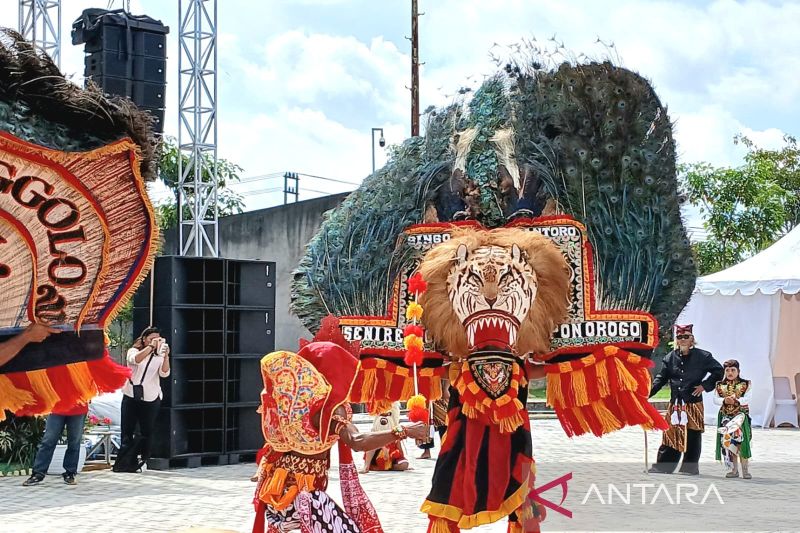 Penampilan kesenian Reog Ponorogo asal Jawa Timur pada Puncak Festival Harmoni Budaya Nusantara (FHBN) di Kabupaten Penajam Paser Utara, Kalimantan Timur, pada Sabtu (7/9/2024). (ANTARA/Lintang Budiyanti Prameswari)