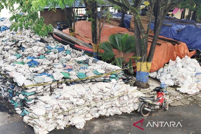 Kapal dan ratusan sak berisi pasir kuarsa disita di Mako Ditpolairud Polda Kalsel di Banjarmasin, Selasa (1/9/2024). ANTARA/Firman.