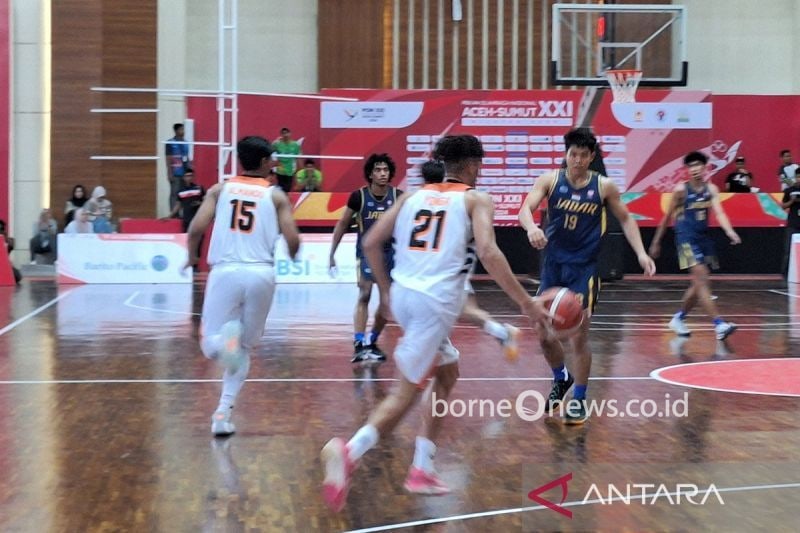 Para pemain tim basket Jakarta Hendrick Xavi Yonga mencoba mengatur tempo permainan saat berhadapan dengan Jawa Barat pada pertandingan semifinal PON Aceh-Sumut 2024 di GOR Harapan Bangsa, Minggu (8/9/2024). ANTARA/Fajar Satriyo/am.