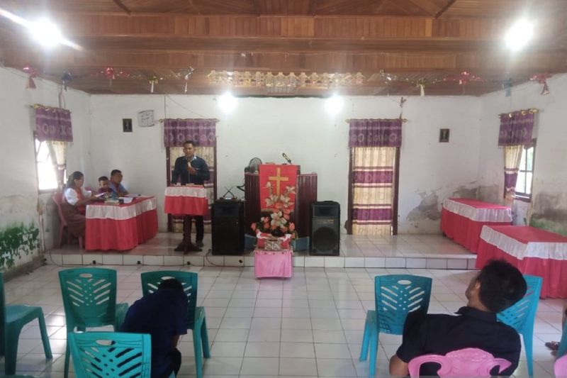 Penyuluh Agama Kristen Kemenag Bolmut Johar Putra, saat memberikan arahan kepada jemaat, di Bolmut, Selasa (10/9/2024). ANTARA/HO-Kemenag.