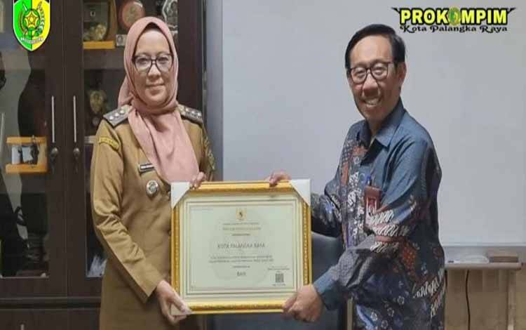 Pj Wali Kota Palangka Raya, Hera Nugrahayu saat menerima penghargaan penerapan sistem merit. (FOTO: HUMAS
