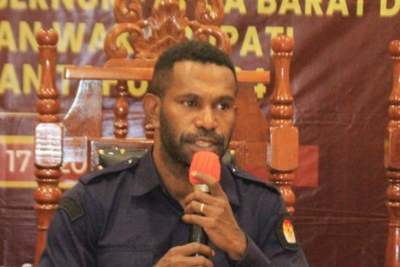 Ketua Divisi Teknis Penyelenggara KPU Sorsel, Eliazer Kombado, saat memberikan keterangan kepada wartawan ANTARA/Paulus Pulo.