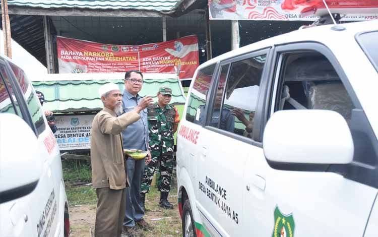 Pj Bupati Kapuas Serahkan Bantuan Ambulans ke Desa Bentuk Jaya