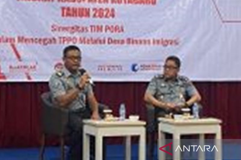 Kepala Kantor Imigrasi Kelas II TPI Batulicin Ferizal (kanan) saat melakukan koordinasi dengan Timpora melalui desa biniaa yang ada di Kabupaten Kotabaru. Selasa (10/9/2024) (ANTARA/Sujud Mariono)