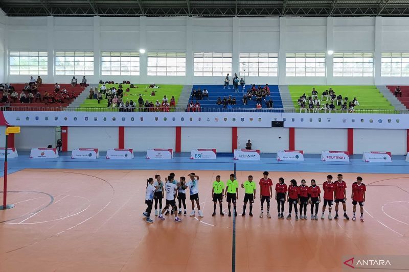 Tim korfball tuan rumah Aceh (kanan) saat bersiap melawan tim DIY Jogyakarta pada PON XXI Aceh-Sumatera Utara di Lapangan GOR Merah Putih, Sabang, Senin (9/9/2024). (ANTARA/HO-Korfball PON Aceh-Sumut)
