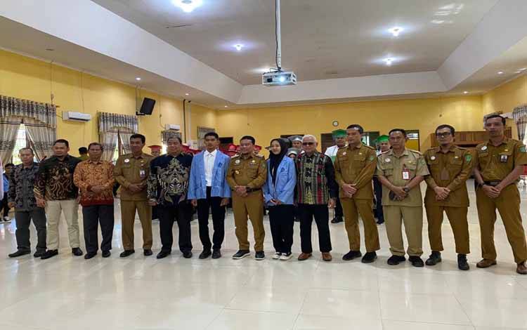 Pejabat Bupati Sukamara, Rendy Lesmana berfoto bersama saat mengikuti Pengenalan Kehidupan Kampus Mahasiswa Baru (PKKMB) Tahun Akademik 2024/2025 di PSDKU Polnep Sukamara di BPG, Selasa, 10 September 2024. (FOTO:NORHASANAH)