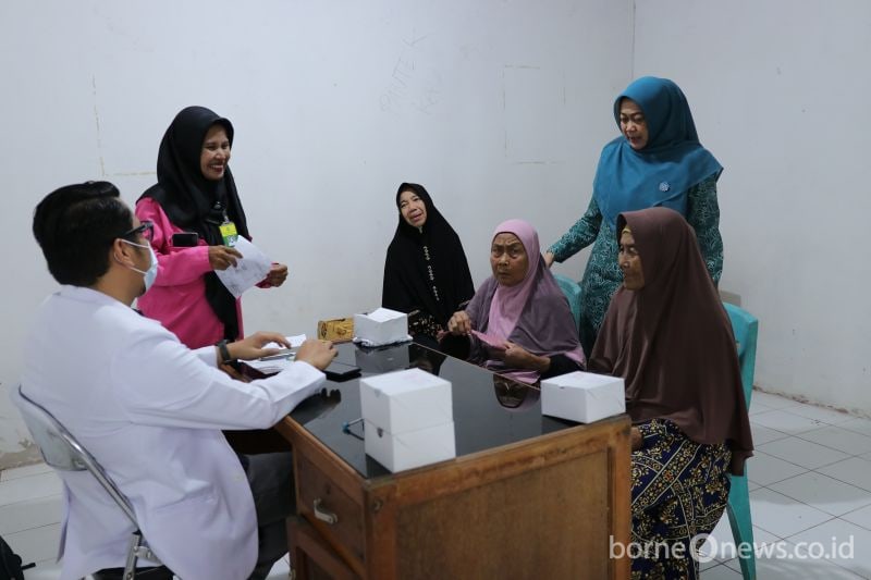 Ketua TP PKK Siak bersama dokter ketika melakukan pemeriksaan kesehatan lansia di kampung Laksamana, Kecamatan Sabak Auh. ANTARA/HO-TP PKK Siak