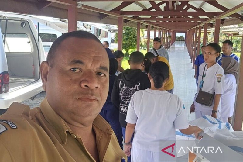 Direktur RSUD Serui dr Jhonny Abaa saat mengantarkan dua korban kecelakaan Trigana yang dirujuk ke Rumah Sakit Provita Jayapura menggunakan dua mobil ambulans. ANTARA/HO-Dokumentasi Pribadi