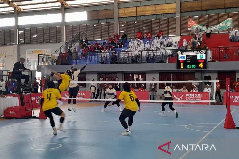 Atlet putri Riau berhadapan dengan DKI Jakarta dalam pertandingan cabang olahraga sepak takraw PON XXI nomor tim regu di Gedung Idi Sport Center, Idi, Kabupaten Aceh Timur, Senin (9/9/2024). ANTARA/M Haris SA