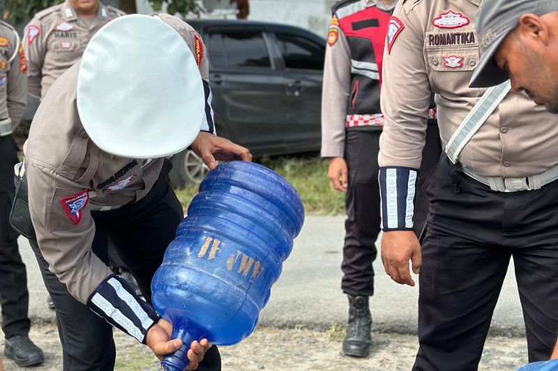 Polisi Pesisir Barat Salurkan 4.000 Liter Air Bersih ke Warga