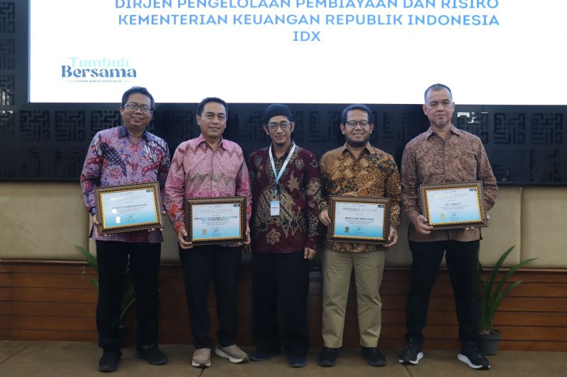 Bursa Efek Indonesia Raih Penghargaan Inovasi Wakaf Saham