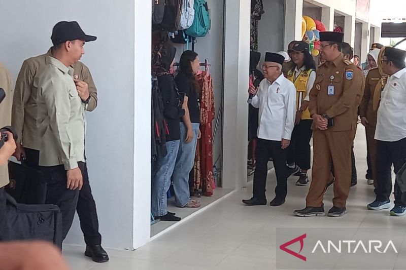 Wakil Presiden Ma'ruf Amin berdialog dengan pedagang usai peresmian Revitalisasi Pasar Toboali di Kabupaten Bangka Selatan, Bangka Belitung, Selasa (10/9/2024). ANTARA/Aprionis